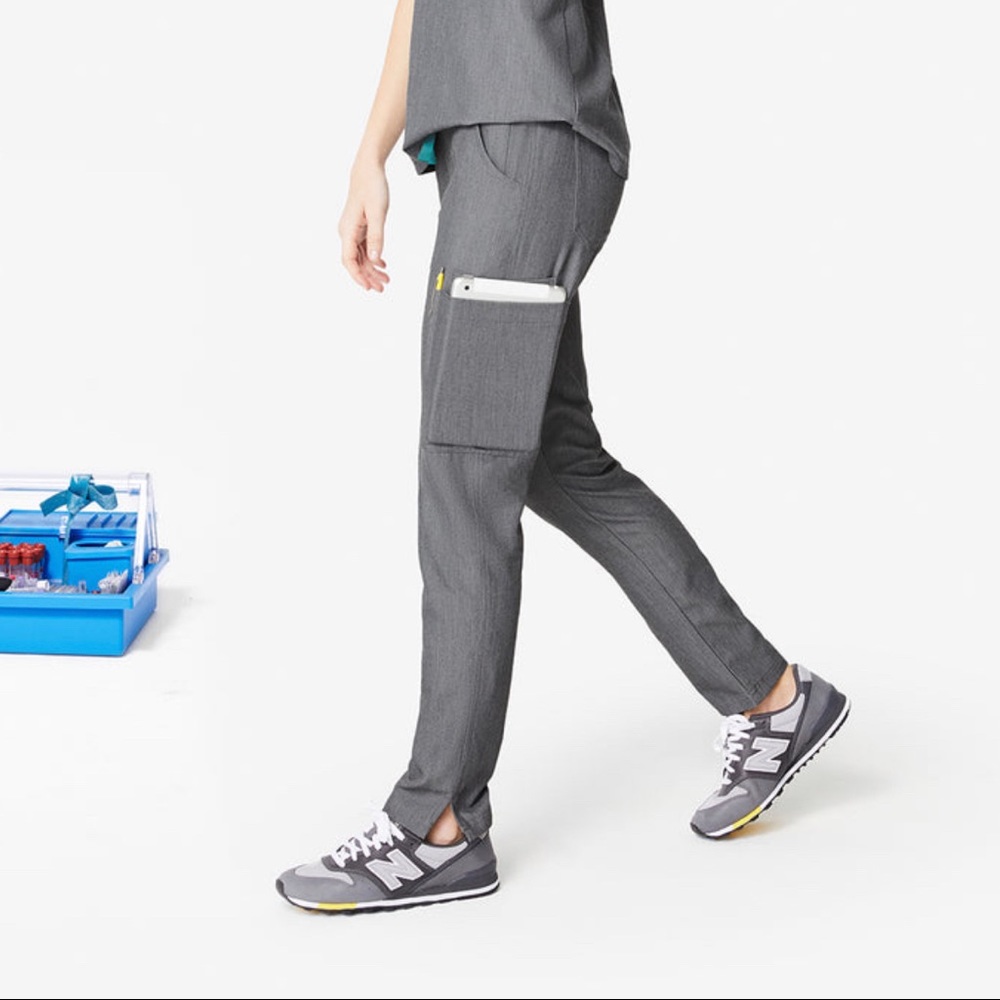 FIGS Yola skinny scrub pants size S in graphite
